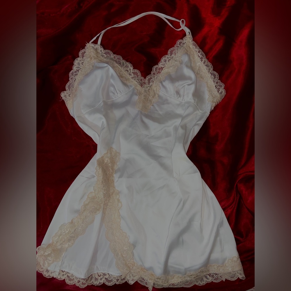 ༺✧Women’s short white silk satin slip top w/ lace ✧༻